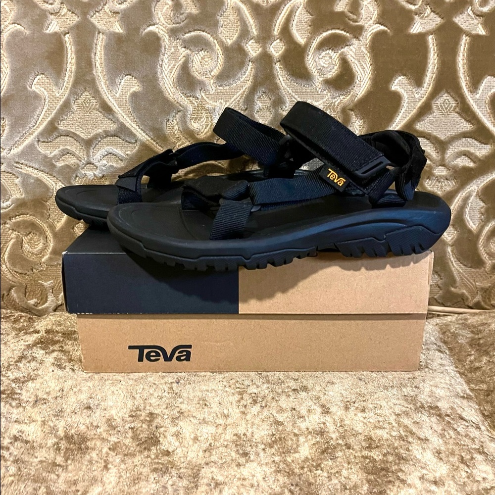 Teva WOMEN’S HURRICANE XLT2–NEVER WORN!!